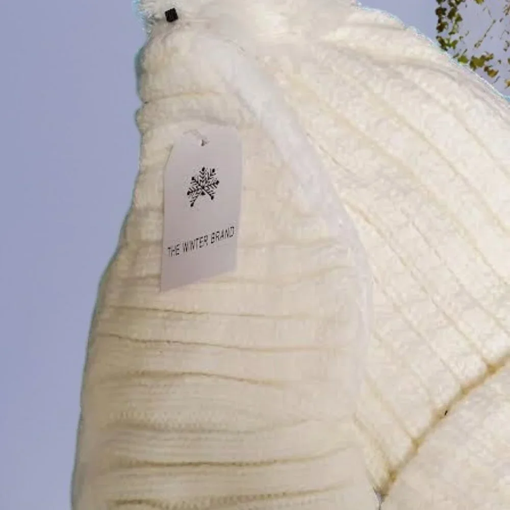 WHITE WINTER CAP WITH FACEMASK NIP